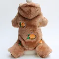Detailansicht eines gemütlichen braunen Plüsch-Hunde-Onesies mit niedlicher Orangenstickerei - XS / Kaffeebraun