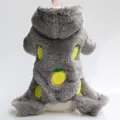Detaillierte Nahaufnahme des weichen grauen Hunde-Jumpsuits mit Zitronen-Stickerei - XS / Grau Zitronen Stickerei