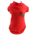 Nahaufnahme eines roten gesteppten Haustier-T-Shirts mit einem eleganten Rosenstickmuster - Rote Blume