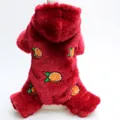 Detailansicht eines roten Plüsch-Hundeoveralls mit Orangenstickerei für den Winter - XS / Burgunderrot