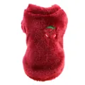 Detailweergave van een zacht rood pluchen huisdiervest met een geborduurde kers op de rug - XS / Tops / Rode Kers Stijl