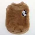 Nahaufnahme einer braunen Plüsch-Haustierweste mit süßer Panda-Stickerei im Detail. - XS / Panda Stickerei / Kaffeebraun
