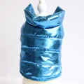 Blau glänzende gefütterte Winter-Hundeweste, Detailansicht der Rückseite - S / Blau