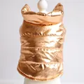 Detailansicht der Textur einer metallisch goldenen verdickten Winterweste für Haustiere - XS / Gold