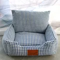 Vista dettagliata del motivo pied-de-poule blu e bianco su un divano in peluche per cani - XS / 35*45cm / Pied de poule blu