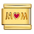 Gros plan détaillé d'un charm italien en acier doré avec un motif MOM et un cœur rouge brillant - Style Cœur MOM Doré (ICY1308)