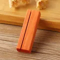 Premium-Kartenhalter aus Massivholz mit schrägem Schlitz in Orange für Memos und Fotos - Orange