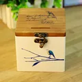 Hucha de madera vintage con ilustración de pájaro azul y cierre de metal antiguo - Rama de Árbol