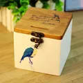 Hucha cuadrada de madera vintage con pájaro azul y cierre de metal de estilo antiguo - Pájaro Azul