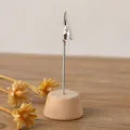 Minimalistischer Fotoclip mit Naturholzsockel und silberner Krokoklemme als Schreibtisch-Deko - Naturholzfarbe