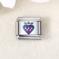 Detailaufnahme eines italienischen Edelstahl-Charms mit buntem laser-gravierten Erdbeermuster - Irisierende Erdbeere (ICZK885)