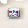 Detailaufnahme des Edelstahl Italienischen Charms mit Love- und Herz-Lasergravur - Drei Herzen Love (ICZK236)