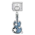 Detailansicht eines italienischen Charm-Gitarrenanhängers mit blauem Denim und Sternen. - Blauer Denim Stern Gitarre (ICG738-4)