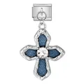 Detailansicht eines italienischen Charm-Kreuzes mit blauem Denim und Kristallzentrum. - Blauer Denim Strass Kreuz (ICG738-3)