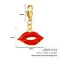 Rode emaille lippen bedel met gouden karabijnsluiting voor armbanden en cadeauverpakking - Rode Lippen (LSP009)