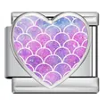 Detail eines herzförmigen italienischen Charms mit lila irisierendem Schuppenmuster. - Silver Heart Fish Scale (ICP-JHAA017-1) / Irisierendes Lila