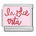 Maglia charm italiana in acciaio con fondo rosa e scritta rossa La Dolce Vita - Stile La Dolce Vita (ICP-JC211-1)
