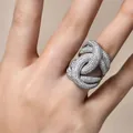 Nahaufnahme eines aufwendigen, silberfarbenen Rings mit funkelnden Pavé-Kristallen. - Größe 6 / Silber