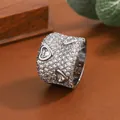 Detailaufnahme eines luxuriösen breiten Rings mit herzförmigen Pavé-Moissanit-Steinen - Größe 6 / Herz-Voll-Strass-Stil (KYRA02070) / Silber