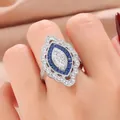 Detailaufnahme eines luxuriösen Vintage-Verlobungsrings mit blauem Saphir am Finger. - Größe 6 / Marquise Dunkelblauer Stil (KYRA0373)