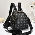 Dettaglio di uno zaino nero con monogramma, motivi floreali eleganti e cerniere dorate - Monogramma a Trifoglio Nero (Stile 1) / 19*9*20