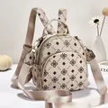 Vista dettagliata dello zaino beige multitasca con motivo monogramma elegante e cerniere - Monogramma Beige (Stile 3) / 19*9*20