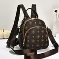 Vista dettagliata del mini zaino da donna con motivo monogramma marrone e cerniere dorate - Trifoglio Marrone Scuro (Stile 4) / 19*9*20