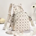 Vista dettagliata di un elegante mini zaino crema con monogramma e spallacci regolabili - Rombo Bianco Sporco (Stile 5) / 19*9*20