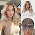 Detail van 13x6 lace front pruik met platina blond golvend haar en natuurlijke hoofdhuid - Ombre Goud