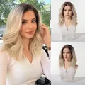 Gedetailleerd beeld van asblonde ombre golvende lace front pruik op model en pop. - Goud