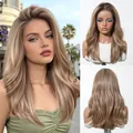 Lange golvende ombre blonde lace front pruik getoond op model en mannequin. - Goud