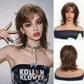Primer plano de peluca estilo mullet castaña a capas de fibra sintética moderna - Corte de Lobo Mullet (SWLC8346-1BR12) / Marrón con Mechas