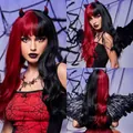 Detailoverzicht van rood-zwarte golvende Halloween-pruik met duivelhoorns vanuit drie hoeken - 24 Inch / 300g / Zwart en Rood Split (RP002-2)