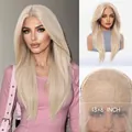Detailansicht der 13x6 Zoll Lace-Front-Perücke in Blond mit Trageeffekt am Modell. - Gold