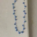 Detailopname van een handgemaakte blauwe kralenketting met gefacetteerde kristallen - Blauw