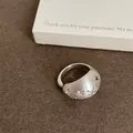 Dettaglio di un anello ovale in argento spazzolato con stelle intagliate e zirconi - Stile Ovale Spazzolato Stella Traforata / Argento