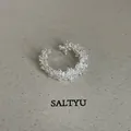 Vista detallada de un anillo de metal plateado con cuentas de cristal transparente - Estilo de Diamantes de Imitación Apilados Densamente (款2戒指)