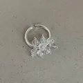 Primer plano de un anillo de metal minimalista con cuentas facetadas transparentes - Estilo en Forma de Flor Agrupada (款3戒指)