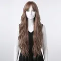 Primer plano detallado de la textura ondulada natural de esta peluca larga marrón con flequillo - Pelo Largo con Ondas Grandes (lc1061-1) / 30 pulgadas / Marrón