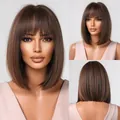 Parrucca bob castana corta e liscia dall'aspetto naturale con frangia per un look chic - Marrone