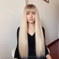 Vue de face d'une perruque blonde longue et lisse avec frange et texture synthétique soyeuse - 26 Inch (lc1063-1) / Or