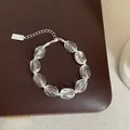 Détail macro de perles en cristal transparent sur un bracelet chaîne en argent minimaliste - Bracelet Modèle 13 (Chaîne d'Extension et Étiquette Vierge)