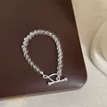 Vue détaillée d'un bracelet en perles de cristal blanc avec fermoir à bascule argenté - Bracelet Modèle 6 (Fermoir OT Minimaliste)