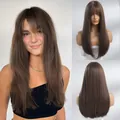 Detalle de peluca larga marrón con flequillo en modelo real y cabeza de maniquí - Marrón Natural (LC8019)