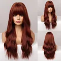 Vue professionnelle d'une perruque longue ondulée bordeaux avec frange sous plusieurs angles - Cheveux Longs Bouclés Avec Frange Aérienne / Brun Rouge