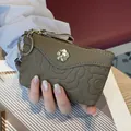 Mini porte-monnaie en cuir véritable gaufré avec breloque camélia et porte-clés - Kaki
