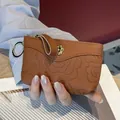 Petit porte-monnaie en cuir marron avec motif floral embossé et porte-clés doré élégant. - Jaune Terre
