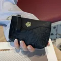Mini porte-monnaie en cuir noir gaufré avec fleur dorée et porte-clés - Noir