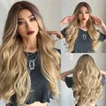 Lunga parrucca bionda ondulata sfumata con radici scure per un look naturale chic - Oro Ombre (5018-1)
