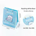 Lindo calendario de mesa azul 2026 con oso leyendo para decoración de escritorio - Oso Blanco Leyendo